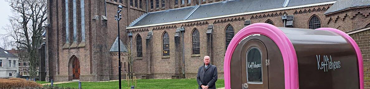 Met koffiekar Koffieheus voor de kerk in Hillegom