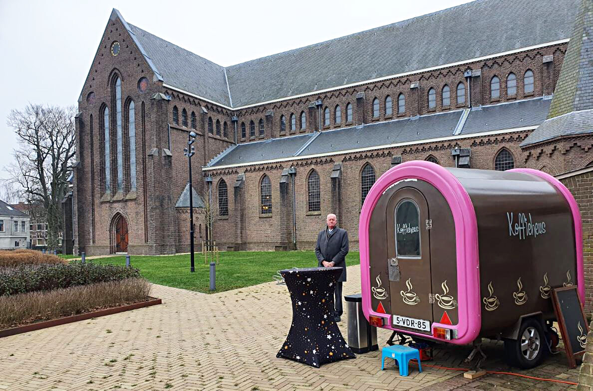 Met koffiekar Koffieheus voor de kerk in Hillegom